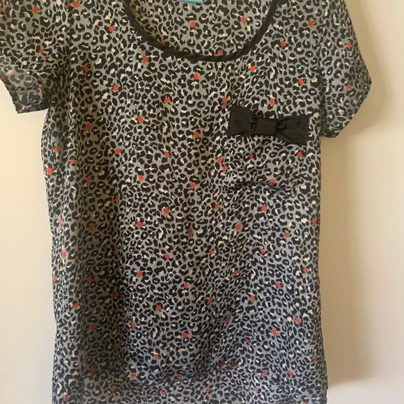 🌹4/$30 Cute printed top/blouse - Picture 2 of 4